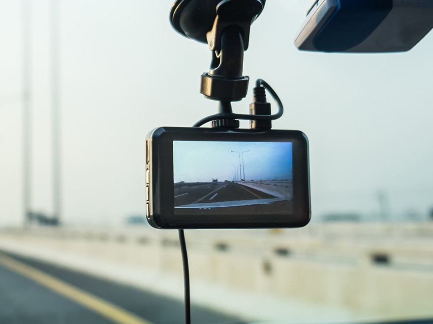 TT-BlogImage-1222-4 Trailer Transit Inc. | A car dvr is shown on the dashboard of a car, highlighting the benefits of Dash Cams for Owner Operators/Power Only Drivers.