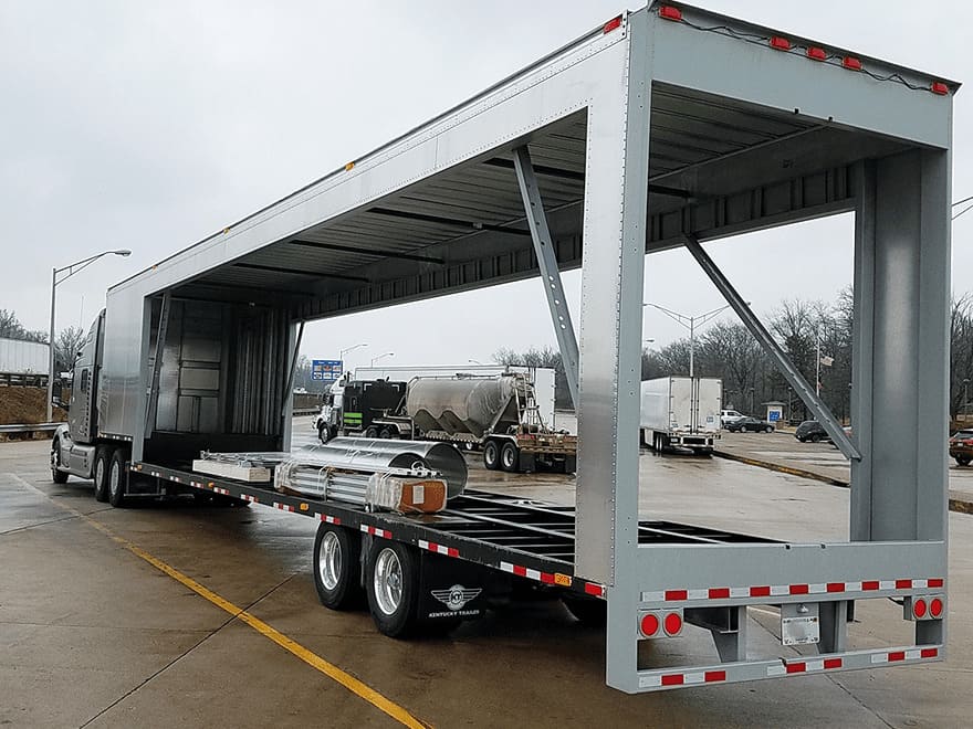 TT-BlogImage-0923-ArticleImages-2 Trailer Transit Inc. | A truck with a large covered flatbed trailer operated by Owner Operator Transport Drivers.